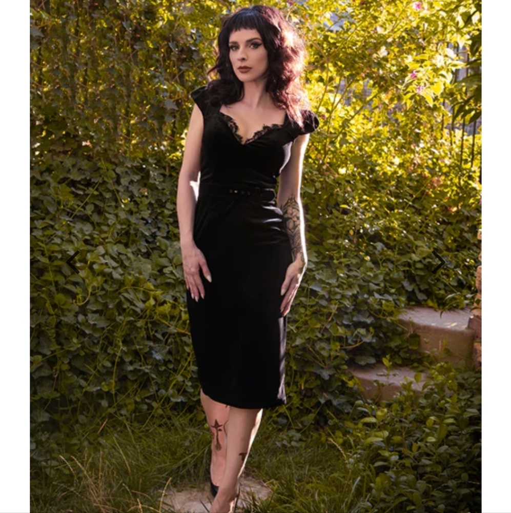 Micheline Pitt La Femme En Noir Baudelaire dress